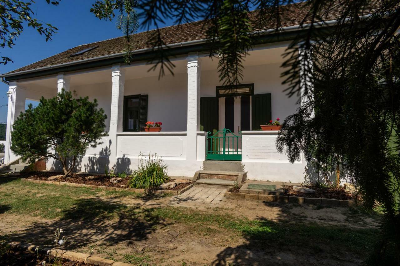 Vaj Bisztro Es Vendeghaz Daire Palkonya Dış mekan fotoğraf
